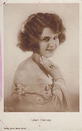 Lilian Harvey: Urheber Akexander Binder (1888–1929); Ross"-Karte 941/1; Quelle: EYE Film Instituut Nederland bzw. Wikimedia Commons; Lizenz: gemeinfrei