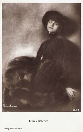Ria Jende; Urheber: Alexander Binder (18881929); Ross-Karte Nr. 295/2,; Quelle: filmstarpostcards.blogspot.com; Lizenz: gemeinfrei