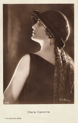 Diana Karenne Mitte der 1920er Jahre; Urheber: Alexander Binder (1888–1929); Quelle: flickr.com; Ross-Karte Nr. 531/3; Lizenz: gemeinfrei