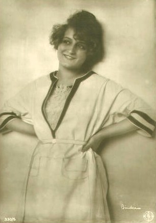 Eva May 1920; Urheber: Alexander Binder (1888929); Quelle: Wikimedia Commons; Ross-Karte Nr. 330/5; Lizenz: gemeinfrei