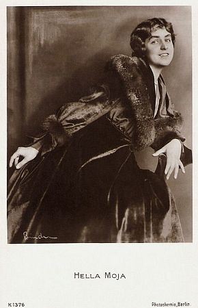  Hella Moja vor 1929 auf einer Fotografie von Alexander Binder (1888–1929); Quelle: filmstarpostcards.blogspot.com; Photochemie-Karte Nr. 1376; Lizenz: gemeinfrei