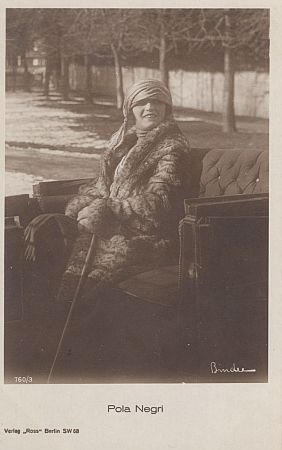 Pola Negri, fotografiert von Alexander Binder (1888–1929); Ross-Karte Nr. 760/3; Quelle: virtual-history.com; Lizenz: gemeinfrei