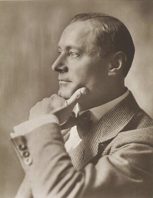 Heinrich Schroth um 1920; Urheber: Alexander Binder (1888–1929); Quelle: Wikimedia Commons; Photochemie-Karte Nr. 219; Lizenz: gemeinfrei
