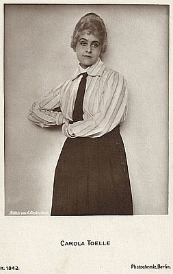 Carola Toelle vor 1929; Urheber: Alexander Binder (1888-1929); Photochemie-Karte Nr. 1842; Quelle: filmstarpostcards.blogspot.com; Lizenz: gemeinfrei