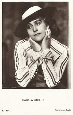 Carola Toelle vor 1929; Urheber: Alexander Binder (1888-1929); Photochemie-Karte Nr. 1844; Quelle: filmstarpostcards.blogspot.com; Lizenz: gemeinfrei