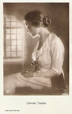 Carola Toelle vor 1929; Urheber: Alexander Binder (1888-1929); Quelle: filmstarpostcards.blogspot.com; Ross-Karte Nr. 369/3: Lizenz: gemeinfrei