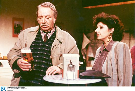 Gustl Bayrhammer als Kilian Lechner in der Episode "Missverständnisse" (EA:20.07.2008) aus der TV-Serie "Caf Meineid", zusammen mit Caf-Pächterin OlgaGrüneis (MonikaBaumgartner); Foto (Bildname: 22995-2-01) zur Verfügung gestellt vom Bayerischen Rundfunk (BR); Copyright BR/Foto Sessner