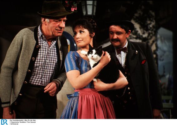 Beppo Brem (links) als Bauern Paffinger zusammen mit Ursula Herion1) und Max Grießer2) in dem "Komödienstadel"-Stück "Alles für die Katz"(1970); Foto (Bildname: 11973-62-02) zur Verfügung gestellt vom Bayerischen Rundfunk (BR); Copyright BR/Foto Sessner