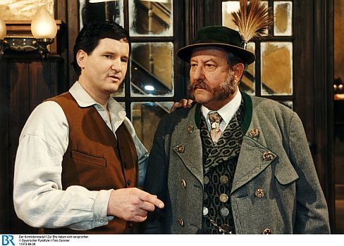 Gerd Fitz als Brauereibesitzer Deisenberger zusammen mit Neffe Gustl (ErnstCohen, links) in dem Komödienstadel"-Stück "Zur Ehe haben sich versprochen"(1996); Foto (Bildname: 11973-89-06) zur Verfügung gestellt vom Bayerischen Rundfunk (BR); Copyright BR/Foto Sessner