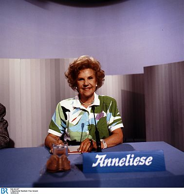 Anneliese Fleyenschmidt in der legendären Sendung "Was bin ich?"; Foto (Bildname: 10355-0-33) zur Verfügung gestellt vom Bayerischen Rundfunk (BR); Copyright BR/Foto Sessner