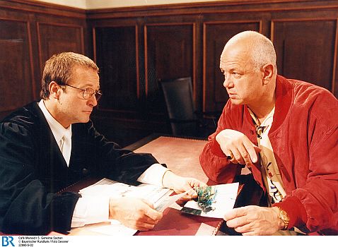 Jörg Hube als "Großwildjäger" Kronthaler  mit Erich Hallhuber (Richter Wunder) in der "Caf Meineid"-Episode "Geheimsachen" (1997); Foto (Bildname: 22993-5-02) zur Verfügung gestellt vom Bayerischen Rundfunk (BR); Copyright BR/Foto Sessner