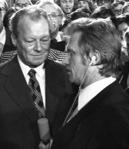 Ernst Dieter Lueg (rechts) interviewt Willy Brandt (Bundestagswahl 1976, Wahlnacht in der Bonner SPD-Bundesgeschäftsstelle); Quelle: Deutsches Bundesarchiv, Digitale Bilddatenbank, B 145 Bild-F049336-0005;
