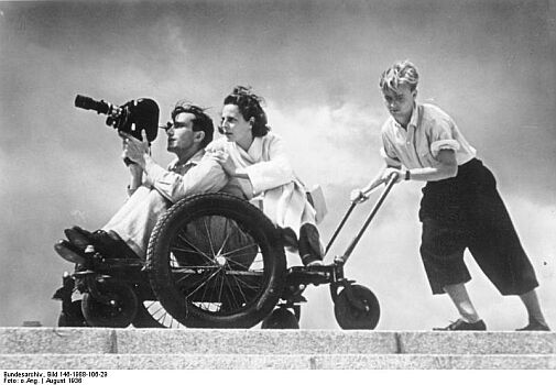Leni Riefenstahl bei Dreharbeiten zu "Olympia";  Quelle: Deutsches Bundesarchiv, Digitale Bilddatenbank, Bild 146-1988-106-29; Fotograf: Unbekannt / Datierung: August 1936 / Lizenz CC-BY-SA 3.0.