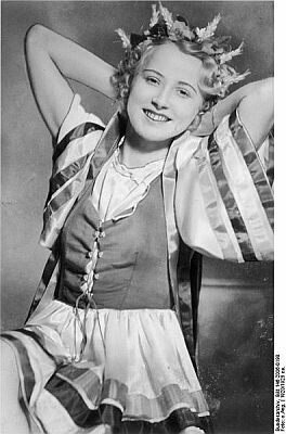Kinder-Portrt Marika Rkk, 1920/1925 ca.; Quelle: Deutsches Bundesarchiv, Digitale Bilddatenbank, Bild 146-2006-0198; Fotograf: Unbekannt / Datierung: 1920/1925 ca. / Lizenz CC-BY-SA 3.0.
