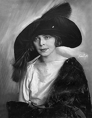 ManjaTzatschewa, fotografiert von Suse Byk (18841943); Quelle: Wikimedia Commons; Lizenz: gemeinfrei