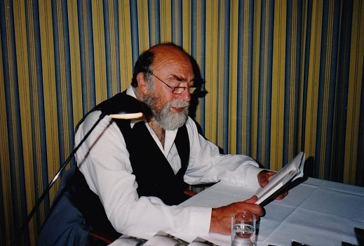 Wolfgang Dehler liest aus seinem Buch "einfach absurd!" (1998); Foto mit Dank aus dem Privatarchiv der Familie Dehler; Copyright Familie Dehler