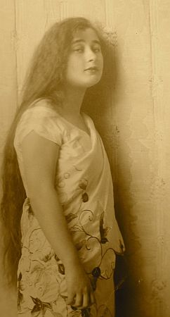 Grete Diercks ca. 1907/1908; Quelle: Privates Fotoarchiv der Nachfahren von Grete Diercks, zur Verfügung gestellt von deren Enkel Peter Schati; Urheber: Unbekannt: Lizenz: gemeinfrei
