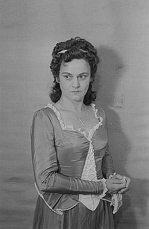 Erna Berger als Konstanze in der Mozart-Oper "Die Entf�hrung aus dem Serail" an der Berliner "Deutschen Staatsoper"1); Quelle: Deutsche Fotothek, (file: df_pk_0000502_031); Copyright SLUB Dresden/Deutsche Fotothek/Abraham Pisarek; Urheber: Abraham Pisarek (1901�1983); Datierung: nicht genannt: Quelle: www.deutschefotothek.de; Genehmigung zur Ver�ffentlichung: 30.03.2017