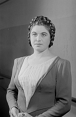 Elisabeth Gr�mmer als Marguerite (Margarethe) in der Oper "Faust" (auch "Margaret(h)e") von Charles Gounod, basierend auf Goethes "Faust I", aufgef�hrt an der "Staatsoper Belin"; Quelle: Deutsche Fotothek (file: df_pk_0000874_019); Urheber: Abraham Pisarek (1901�1983); Copyright SLUB Dresden/Deutsche Fotothek/Abraham Pisarek; Quelle: Deutsche Fotothek; Genehmigung zur Ver�ffentlichung: 30.03.2017 