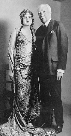 Maria Jeritza (im Kost�m der Helena) mit Richard Strauss nach der Erstauff�hrung seiner Oper "Die �gyptische Helena" mit dem Libretto von Hugo von Hofmannsthal, basierend auf der Trag�die "Helena" des Euripides, an der "Wiener Staatsoper" am 11. Juni 1928 in der Inszenierung von Lothar Wallerstein mit dem Komponisten Richard Strauss selbst am Dirigentenpult; Urheber: Atelier Wilhelm Willinger (1879�1943); Quelle: Deutsche Fotothek, (file: df_hauptkatalog_0148413); Copyright SLUB Dresden/Deutsche Fotothek/Atelier Willinger; Datierung: 06.1928; Quelle: www.deutschefotothek.de; Genehmigung zur Ver�ffentlichung: 30.03.2017