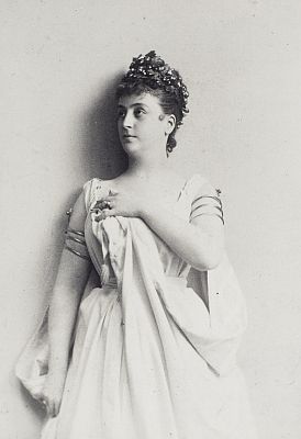 Lilli Lehmann als Norma (vor 1885) in der gleichnamigen Oper von Vincenzo Bellin; Quelle: Deutsche Fotothek (file: df_hauptkatalog_0273737); Urheber: Julius Cornelius Schaarw�chter (1847�1904); Rechteinhaber/Copyright SLUB Dresden/Deutsche Fotothek; Genehmigung zur Ver��ffentlichung: 30.03.2017 