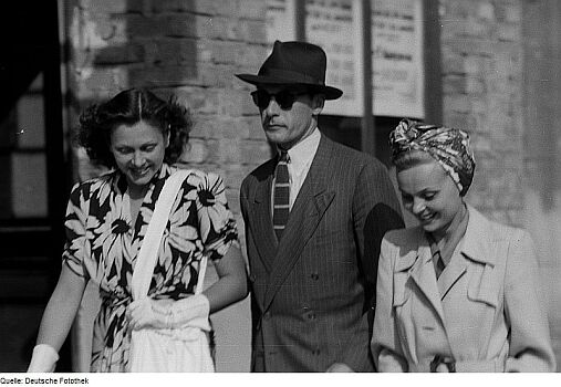 Bruni Löbel (rechts) mit Schauspielerkollegin HerthaFeiler sowie einer weiteren Person im Jahre1946;  Copyright: SLUB Dresden/Deutsche Fotothek; Urheber: RogerRössing / Renate Rössing; Datierung: 1946 / Lizenz CC-BY-SA 3.0.