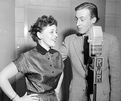 Peter Alexander und Erni Bieler Ende Dezember 1952 im Studio Wien der Sendergruppe "Rot-Wei-Rot" bei den Aufnahmen zur Sendung "Musikalische Reminiszenzen"; Foto mit freundlicher Genehmigung der sterreichischen Nationalbibliothek (NB); Urheber/Autor: United States Information Service (USIS); Copyright Rechteinhaber/United States Information Service (USIS) / NB Wien; Datierung: 29.12.1952; Bildarchiv Austria (Inventarnummer US 23.554 POR MAG)