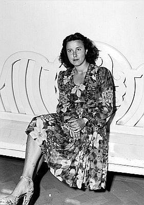 Lisa Della Casa am 31.Juli 1947 im Festspielhaus w�hrend der "Salzburger Festspiele 1947"; Foto mit freundlicher Genehmigung der �sterreichischen Nationalbibliothek (�NB); Urheber/Autor: United States Information Service (USIS); Copyright� United States Information Service (USIS) / �NB Wien; Datierung: 31.07.1947; Bildarchiv Austria (Inventarnummer Signatur: US 20.213)