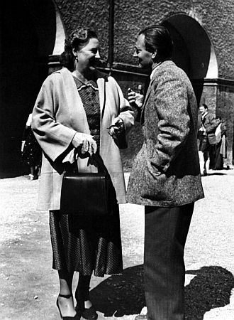 Kirsten Flagstad im August 1949 im Gespr�ch mit G�nther Rennert auf dem Domplatz w�hrend der "Salzburger Festspiele 1949"; Foto mit freundlicher Genehmigung der �sterreichischen Nationalbibliothek (�NB); Urheber/Autor: United States Information Service (USIS); Copyright� United States Information Service (USIS) / �NB Wien; Datierung: nn.08.1949; Bildarchiv Austria (Inventarnummer Signatur: US 20.396)