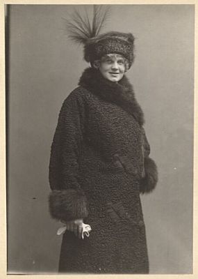 Maria Jeritza in Hut und Mantel; Urheber: Wiener Fotoatelier Ad�le; Foto mit freundlicher Genehmigung der �sterreichischen Nationalbibliothek (�NB); Urheber/Autor: Fotoatelier Ad�le; Copyright/Rechteinhaber Atelier Ad�le / �NB Wien; Datierung:ungenannt; Quelle: Bildarchiv Austria; Inventarnummer Signatur: Pf 5008:D(3)