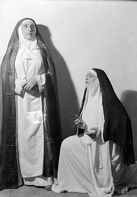 Lotte Lehmann als Schwester Angelica (l.) und Bella Paalen als die �btissin in&nbsp;"Suor Angelica" von Giacomo Puccini; Fotograf: Wilhelm Willinger (1879�1943); Datierung: 16.09.1931; Foto mit freundlicher Genehmigung&nbsp;der �sterreichischen Nationalbibliothek (�NB); Rechteinhaber/Copyright �NB/Wien, Bildarchiv (Inventarnummer 406.570�C)