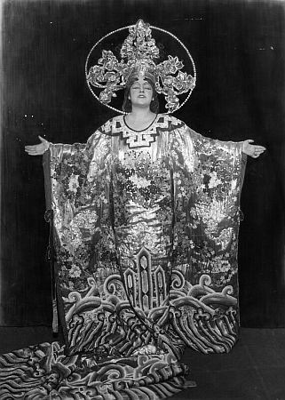 Lotte Lehmann in der Rolle der Prinzessin Turandot in der Oper "Turandot" von Giacomo Puccini; Fotograf: Wilhelm Willinger1) (1879�1943); Foto mit freundlicher Genehmigung�der �sterreichischen Nationalbibliothek (�NB); Rechteinhaber/� �NB/Wien, Bildarchiv (Inventarnummer Pf 7.496: D (4))