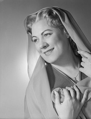 Renata Tebaldi am 26.06.1960 als Gr�fin Maddalena di Coigny in der Oper "Andrea Ch�nier"; Foto mit freundlicher Genehmigung der �sterreichischen Nationalbibliothek (�NB); K�rperschaft/ Urheberin: Trude Dietrich (1907�1981); Datierung: 26-06-1960; Rechteinhaber/Copyright �NB Wien/Trude Dietrich; Bildarchiv Austria �(Inventarnummer 550.894-B) 