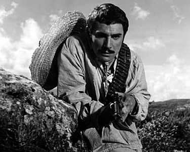 "Haut für Haut": Szenenfoto mit Robert Hossein als der Bauern-Anführer Pérez; mit freundlicher Genehmigung von Pidax Film, welche das Western-Abenteuer Mitte Oktober 2025 auf DVD herausbrachte