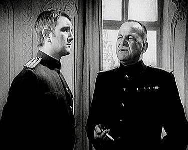 "Der Portland-Ring": Szenenfoto mit Siegfried Wischnewski (r.) als KGB-Oberst B und Karl-Heinz von Hassel als Major K; mit freundlicher Genehmigung von Pidax Film, welche den Spionage-Thriller am 20. November 2025 auf DVD herausbrachte.