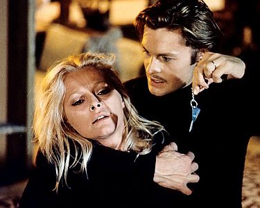"Der letzte Tanz des blonden Teufels": Szenenfoto mit Virna Lisi als die schöne Nathalie und Helmut Berger als der Psychopath Alain Revert; mit freundlicher Genehmigung von Pidax Film, welche den Psychothriller im April 2025 auf DVD herausbrachte.