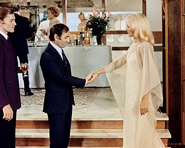 "Der letzte Tanz des blonden Teufels": Szenenfoto mit Helmut Berger (l.), Charles Aznavour und Virna Lisi; mit freundlicher Genehmigung von Pidax Film, welche den Psychothriller im April 2025 auf DVD herausbrachte.