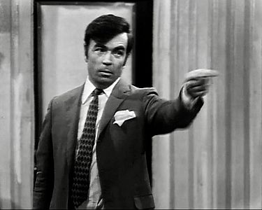 "Auf und davon": Szenenfoto mit Klaus Biederstaedt als Banker Charlie; mit freundlicher Genehmigung von Pidax Film, welche die Komödie Anfang März 2026 auf DVD herausbrachte.