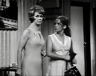 "Auf und davon": Szenenfoto mit Maria Sebaldt (l.) als  Josephine und Gaby Gasser als Elisabeth; mit freundlicher Genehmigung von Pidax Film, welche die Kom�die Anfang M�rz 2026 auf DVD herausbrachte.