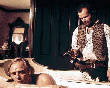 "Duell am Missouri": Szenenfoto mit Jack Nicholson als Bandit Tom Logan und Marlon Brando als der exzentrische Regulator Robert E. Lee Clayton; mit freundlicher Genehmigung von Pidax-Film, welche den Western am 21. Januar 2022 auf DVD herausbrachte.