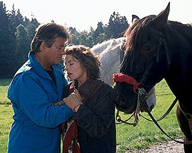 "Die Htte am See": Szenenfoto mit Pierre Brice und Gudrun Landgrebe; mit freundlicher Genehmigung von Pidax Film, welche die Serie am 19. Januar 2018 auf DVD herausbrachte.
