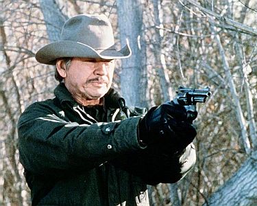 "Der Grenzwolf": Szenenfoto mit Charles Bronson als Grenz-Polizist Jeb Maynard; mit freundlicher Genehmigung von Pidax Film, welche den Action-Film am 07.08.2025 auf DVD herausbrachte.