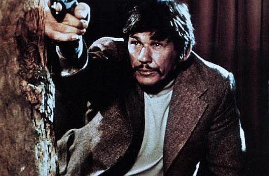 "Ein Mann geht über Leichen" (1973, "The Stone Killer"); Szenenfoto mit Charles Bronson als Detective Lou Torrey; mit freundlicher Genehmigung von Pidax-Film, welche den Thriller Ende Januar 2023 auf DVD herausbrachte.