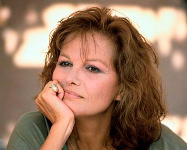 "A Man in Love": Szenenfoto mit Claudia Cardinale als Mutter Julia Steiner; mit freundlicher Genehmigung von Pidax Film, welche das Liebesdrama am 4. Dezember 2025 auf DVD herausbrachte.