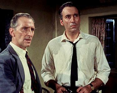 "Brennender Tod": Szenenfoto mit Peter Cushing (l.) als Dr. Vernon Stone und Christopher Lee als Prof. Godfrey Hanson; mit freundlicher Genehmigung von Pidax Film, welche den Science-Fiction-Horror-Film im November 2024 auf DVD herausbrachte.