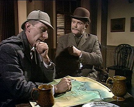 BBC-Serie "SherlockHolmes": Szenenfoto mit Peter Cushing als Sherlock Holmes und NigelStock als Dr.Watson; mit freundlicherGenehmigung von "Pidax Film", welche 5 Folgen auf DVD herausbrachte