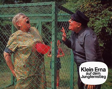 "Klein Erna auf dem Jungfernstieg": Szenenfoto mit Heinz Ehrhardt als Onkel Fritz und Erna Sellmer als Tante Martha; mit freundlicher Genehmigung von "Pidax film", welche die Produktion Ende Mai 2016 auf DVD herausbrachte.