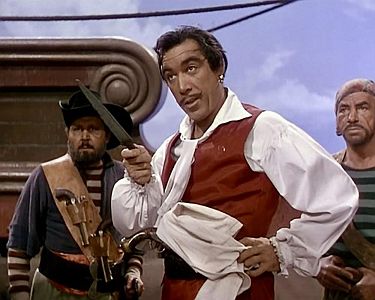 "Gegen alle Flaggen": Szenenfoto mit Anthony Quinn als Bandenchef Captain Roc Brasiliano; mit freundlicher Genehmigung von "Pidax Film", welche das Abenteuer Mitte Mai 2025 auf DVD herausbrachte.