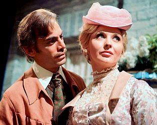 "Die Foryste Saga": Szenenfoto mit Nyree Dawn Porter als Irene Forsyte und John Bennett als deren Liebhaber Philip Bosinney; mit freundlicher Genehmigung von "Pidax Film", welche die Serie am 18. April 2024 auf DVD herausbrachte