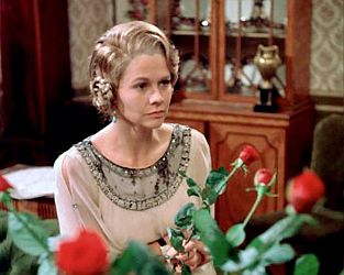 "Die Foryste Saga": Szenenfoto mit Susan Hampshire als Fleur Forsyte, Tochter von Soames Forsyte (Eric Porter); mit freundlicher Genehmigung von "Pidax Film", welche die Serie am 18. April 2024 auf DVD herausbrachte